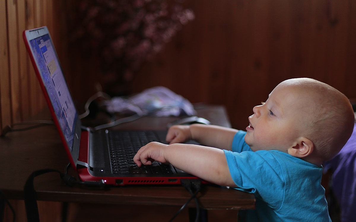 Introducing Gadget To Kids : Pros VS Cons